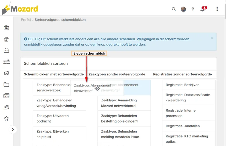 Het scherm Sorteervolgorde schermblokken met de drie kolommen Schermblokken met sorteervolgorde, Zaaktypen zonder sorteervolgorde en Registraties zonder sorteervolgorde, en een rode pijl die het slepen van een schermblok naar de linkerkolom aanwijst.
