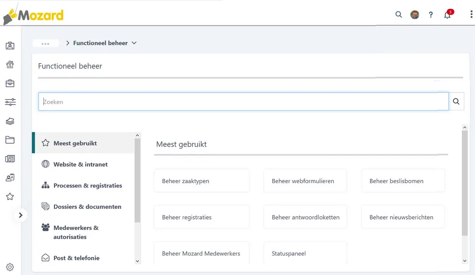 Het scherm Functioneel beheer: links het verticale hoofdmenu met icoontjes, boven het kruimelpad met de kruimel Functioneel beheer, daaronder de titel Functioneel beheer met een zoekregel, en daaronder links de tabbladen Meest gebruikt, Website & intranet, Processen & registraties, Dossiers & documenten, Medewerkers & autorisaties en Post & telefonie, met rechts de opties van het tabblad Meest gebruikt: Beheer zaaktypen, Beheer webformulieren, Beheer beslisbomen, Beheer registraties, Beheer antwoordloketten, Beheer nieuwsberichten, Beheer Mozard Medewerkers en Statuspaneel.